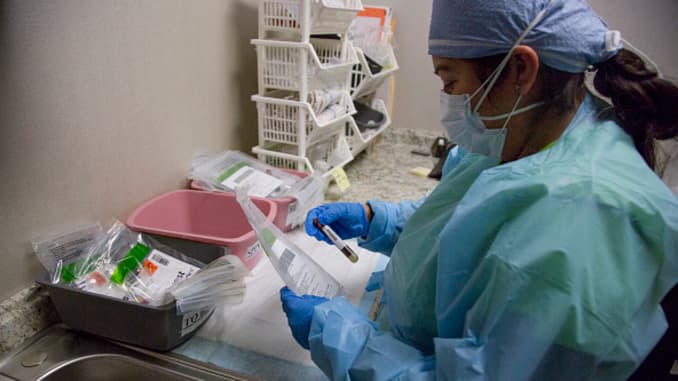 Un trabajador médico organiza pruebas de anticuerpos el 29 de abril de 2020 en White Plains, Nueva York.  Una opción posible en el tratamiento de COVID-19 es dar a los pacientes el plasma de aquellos que ya se han recuperado de la enfermedad, con la esperanza de que la sangre tenga