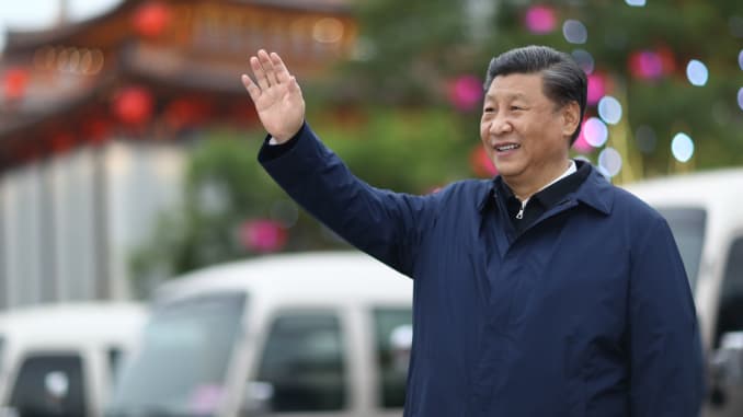 Chinese President Xi Jinping, also general secretary of the Communist Party of China Central Committee and chairman of the Central Military Commission, visits a commercial street in Xi'an, capital of northwest China's Shaanxi Province, April 22, 2020.