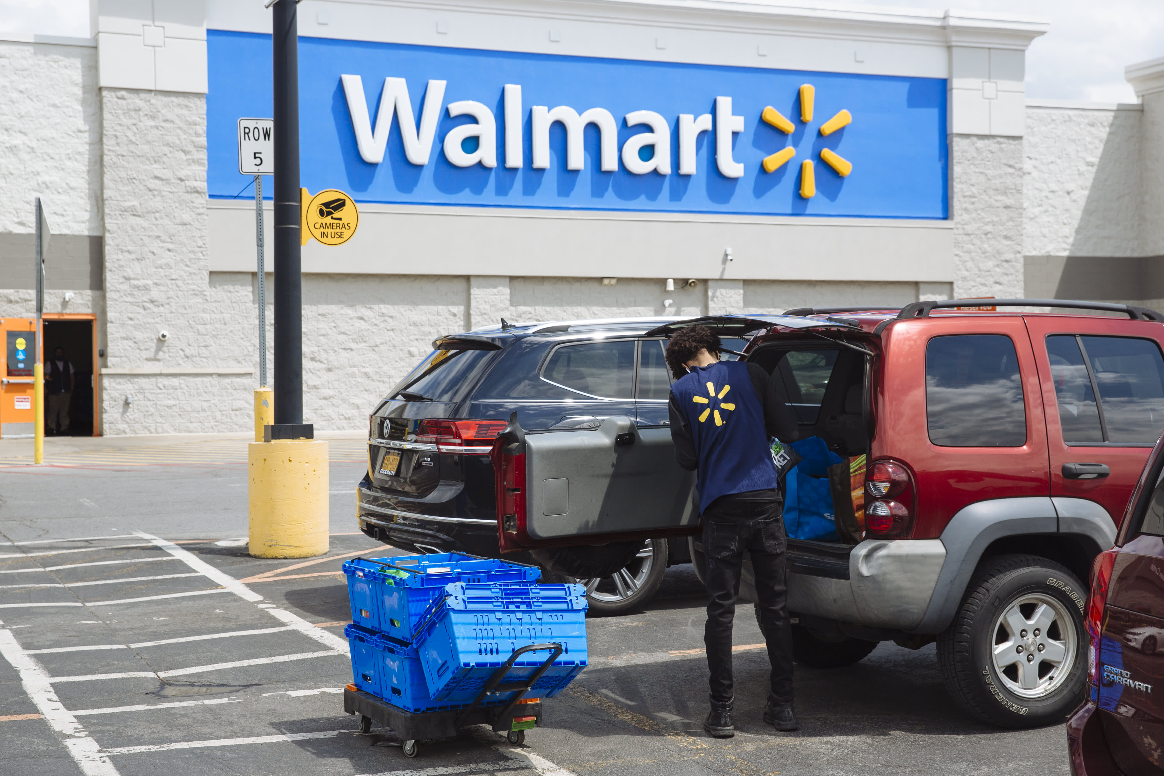 Walmart tops quarterly estimates backs long-term forecast as it focuses on value amid rising food prices – CNBC