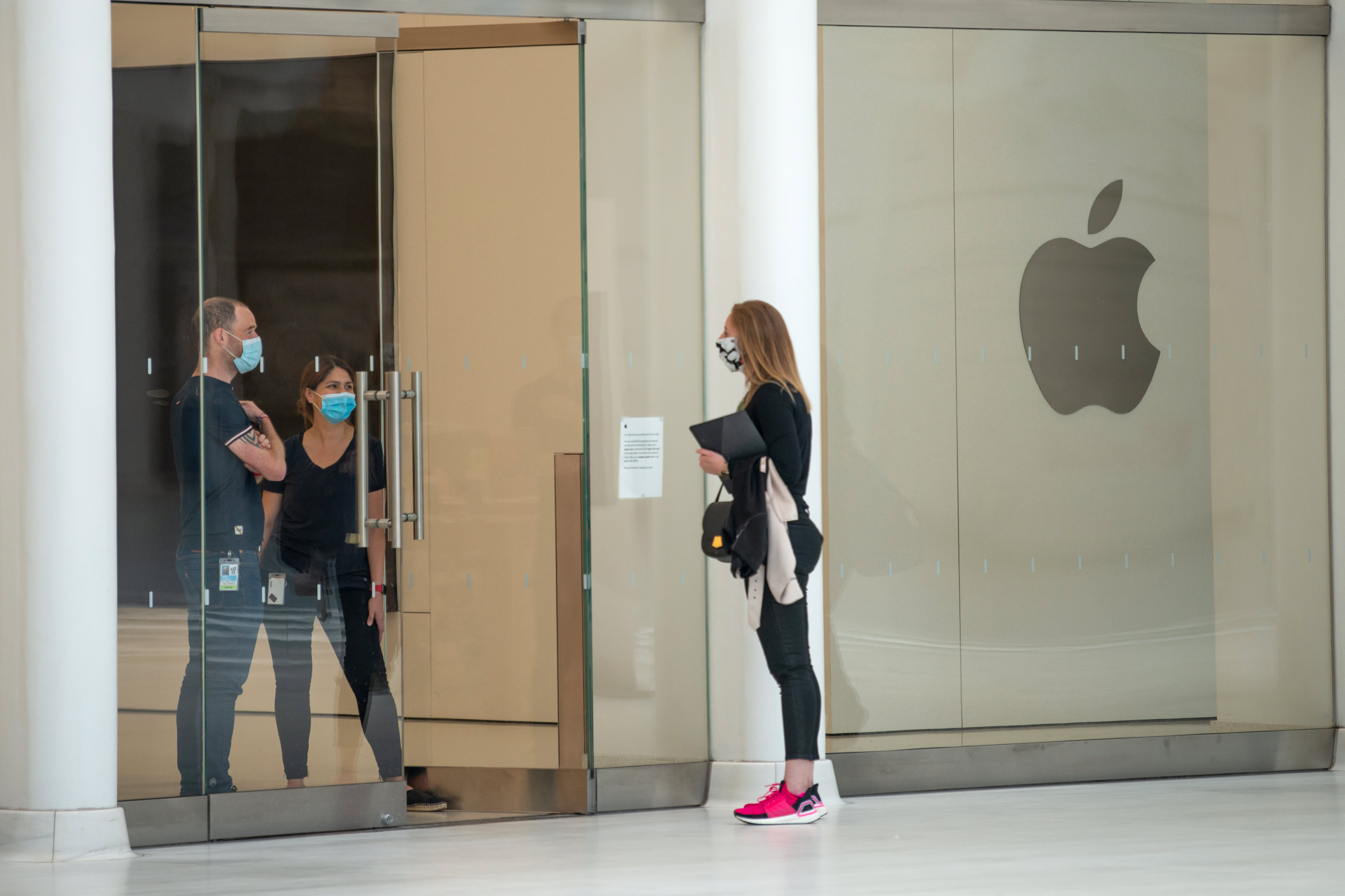 Apple temporarily closes three stores in response to rising covid rates