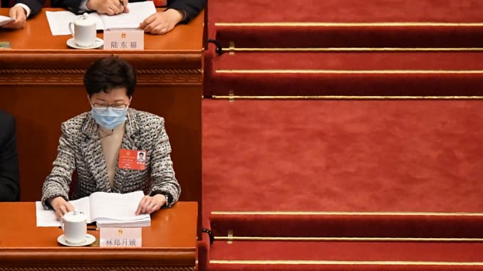La directora ejecutiva de Hong Kong, Carrie Lam, asiste a la sesión de apertura del Congreso Nacional del Pueblo (APN) en el Gran Salón del Pueblo en Beijing el 22 de mayo de 2020.