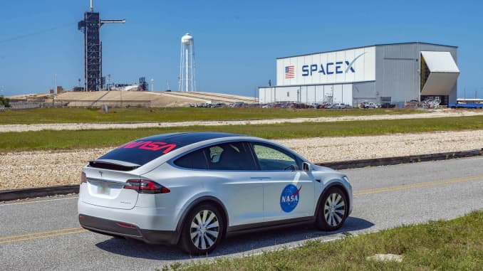 O Tesla Model X que levará os astronautas à plataforma de lançamento do SpaceX.