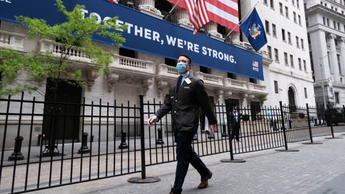 Un comerciante pasa por la Bolsa de Valores de Nueva York (NYSE) el primer día en que los comerciantes pueden volver al piso histórico de la bolsa el 26 de mayo de 2020 en la ciudad de Nueva York.