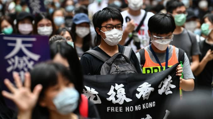 Los manifestantes marchan durante una manifestación en favor de la democracia contra una propuesta de ley de seguridad nacional en Hong Kong el 24 de mayo de 2020.