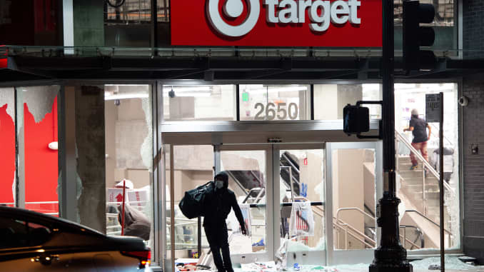 Un saqueador robó una tienda Target mientras los manifestantes se enfrentaban a la policía en Oakland, California, el 30 de mayo de 2020, por la muerte de George Floyd, un hombre negro que murió después de que un policía blanco se arrodilló en su cuello durante varios minutos.