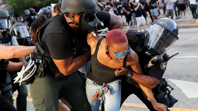Un manifestante es detenido por agentes de policía durante una protesta contra la muerte en la custodia policial de George Floyd en Minneapolis, en Atlanta, EE. UU., 30 de mayo de 2020.
