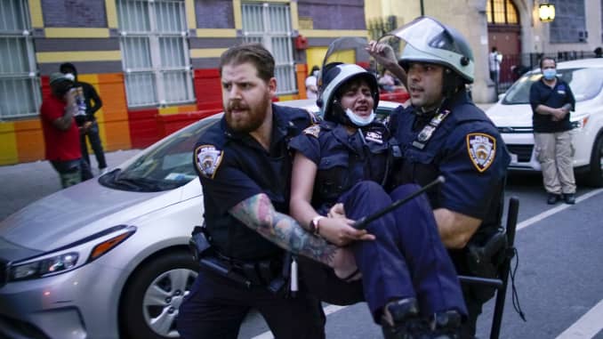 Un oficial de policía de la policía de Nueva York es retirado después de ser herido mientras chocan con los manifestantes durante una marcha contra la muerte en la custodia policial de George Floyd en Minneapolis, en el distrito de Brooklyn de la ciudad de Nueva York, EE. UU., 30 de mayo de 2020.