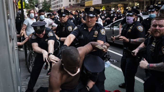 Los oficiales persiguen a los manifestantes mientras marchan por el centro debido a la muerte de George Floyd mientras estaba bajo custodia policial, el sábado 30 de mayo de 2020 en la ciudad de Nueva York, NY.