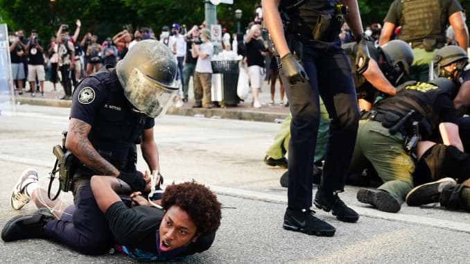 La policía detiene a los manifestantes por estar en la calle durante una protesta en respuesta al asesinato policial de George Floyd el 30 de mayo de 2020 en Atlanta, Georgia.