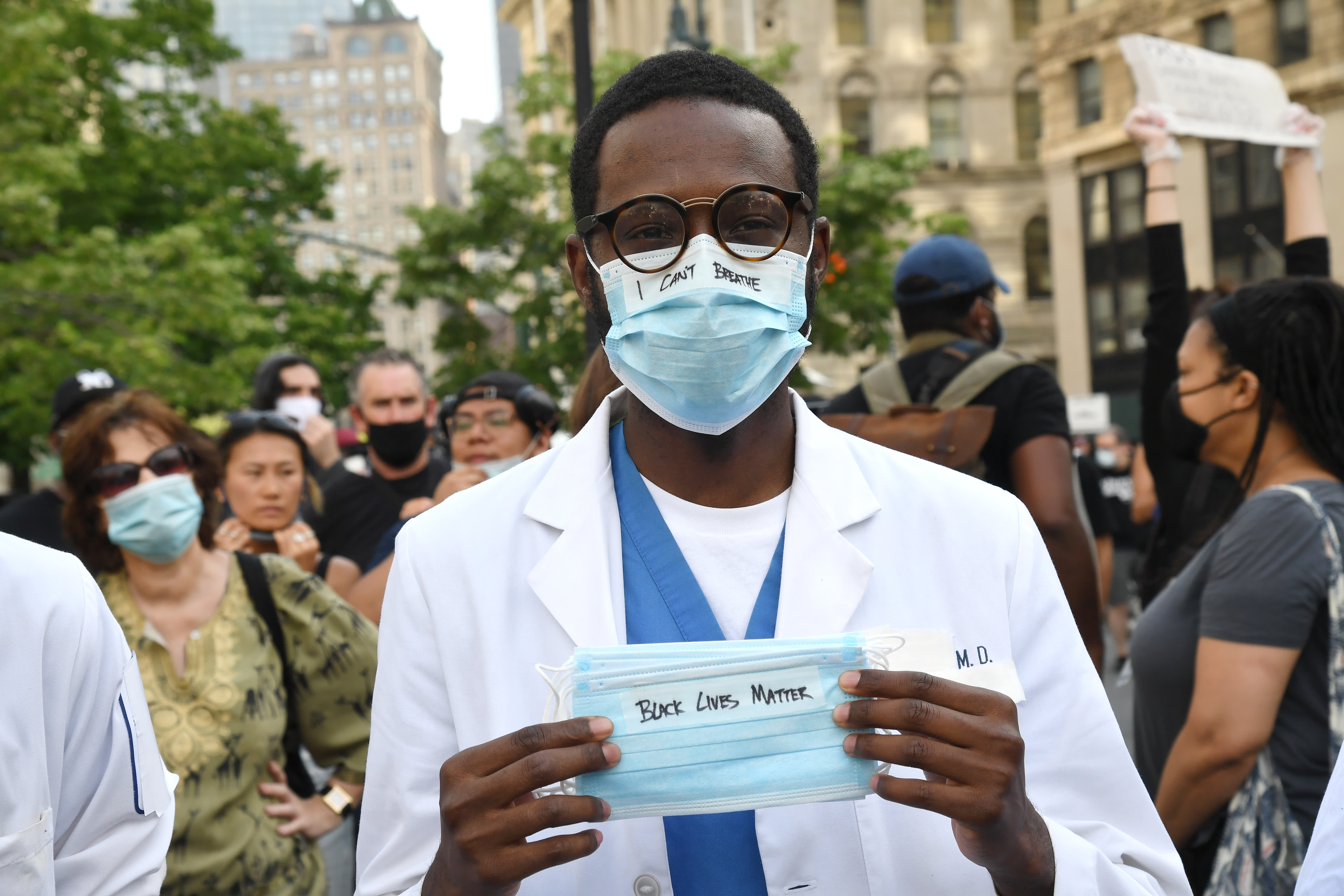 Doctors have tips to reduce the risk of catching the coronavirus during George Floyd protests - CNBC