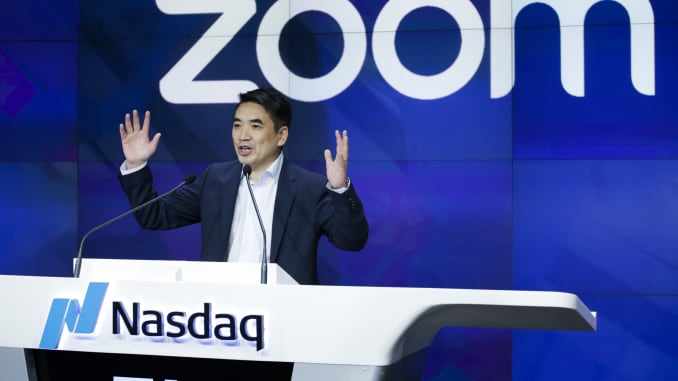 Giám đốc điều hành Zoom Eric Yuan phát biểu trước lễ khai mạc Nasdaq ở New York vào ngày 18 tháng 4 năm 2019.
