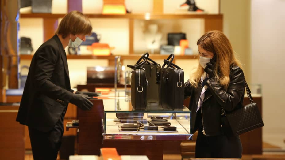 Louis Vuitton, Dior to start making free masks