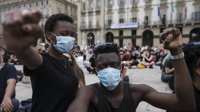 Mọi người đeo mặt nạ bảo vệ trong cuộc biểu tình cho cái chết của George Floyd vào ngày 06 tháng 6 năm 2020 tại Torino, Ý.  Cuộc biểu tình đã được tổ chức chống phân biệt chủng tộc sau cái chết của George Floyd.