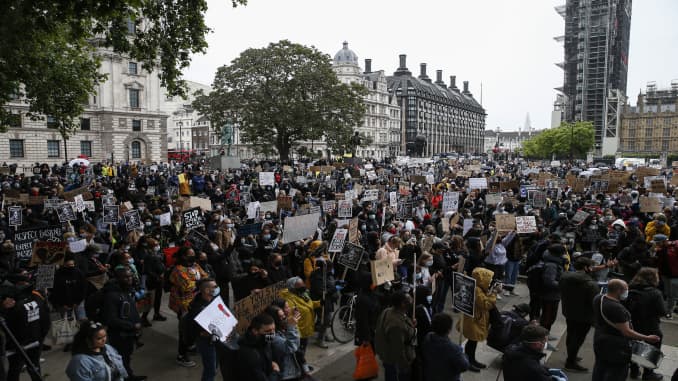 Người biểu tình giữ tấm bảng trong cuộc biểu tình Cuộc sống đen ở Quảng trường Quốc hội ở trung tâm Luân Đôn vào ngày 6 tháng 6 năm 2020 tại London, Vương quốc Anh.