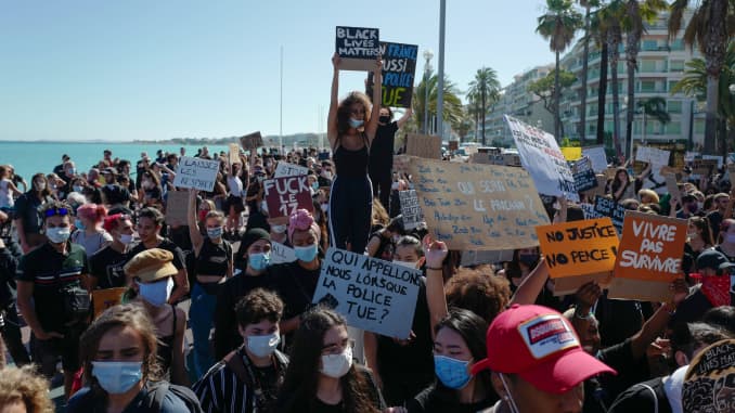 Mọi người tổ chức các cuộc biểu tình trong một cuộc biểu tình ở thành phố Nice thuộc Pháp, vào ngày 6 tháng 6 năm 2020, như một phần của cuộc biểu tình trên toàn thế giới 'Black Lives Matter' chống lại nạn phân biệt chủng tộc và sự tàn bạo của cảnh sát sau cái chết của George Floyd, một người đàn ông da đen không vũ trang bị giết trong khi một
