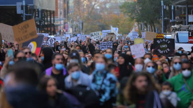 Người biểu tình tham gia một cuộc biểu tình ở Sydney để thể hiện sự đoàn kết với các cuộc biểu tình của Black Lives Matter ở Mỹ, được châm ngòi bởi cái chết của George Floyd và tập hợp để ngăn chặn cái chết của thổ dân sau khi có quyết định vào phút chót của tòa án 