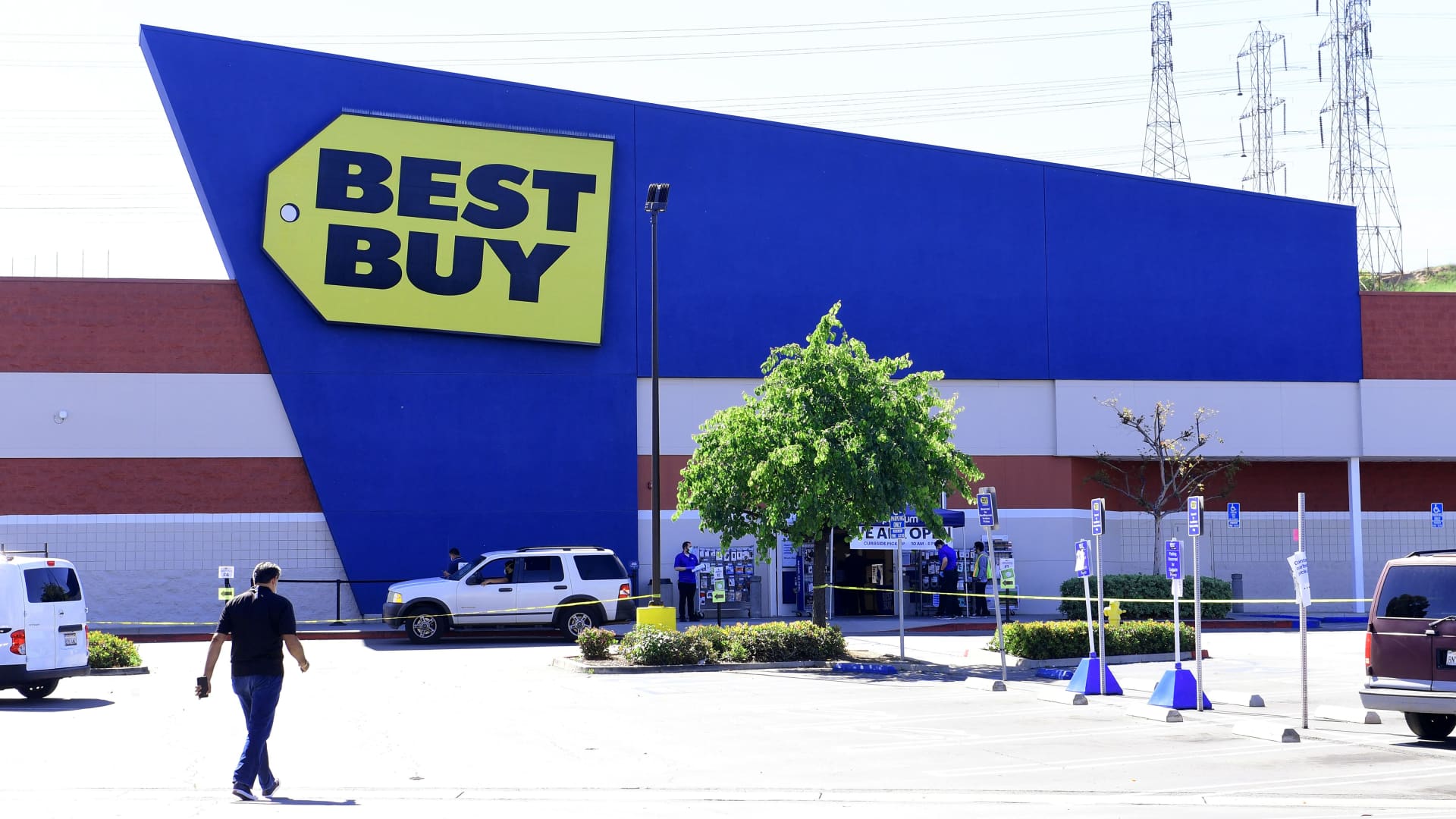A near empty parking lot in front of a Best Buy store in Montebello, California on April 15, 2020 as the electronics nationwide chain store remains closed to customers but open for pickups.