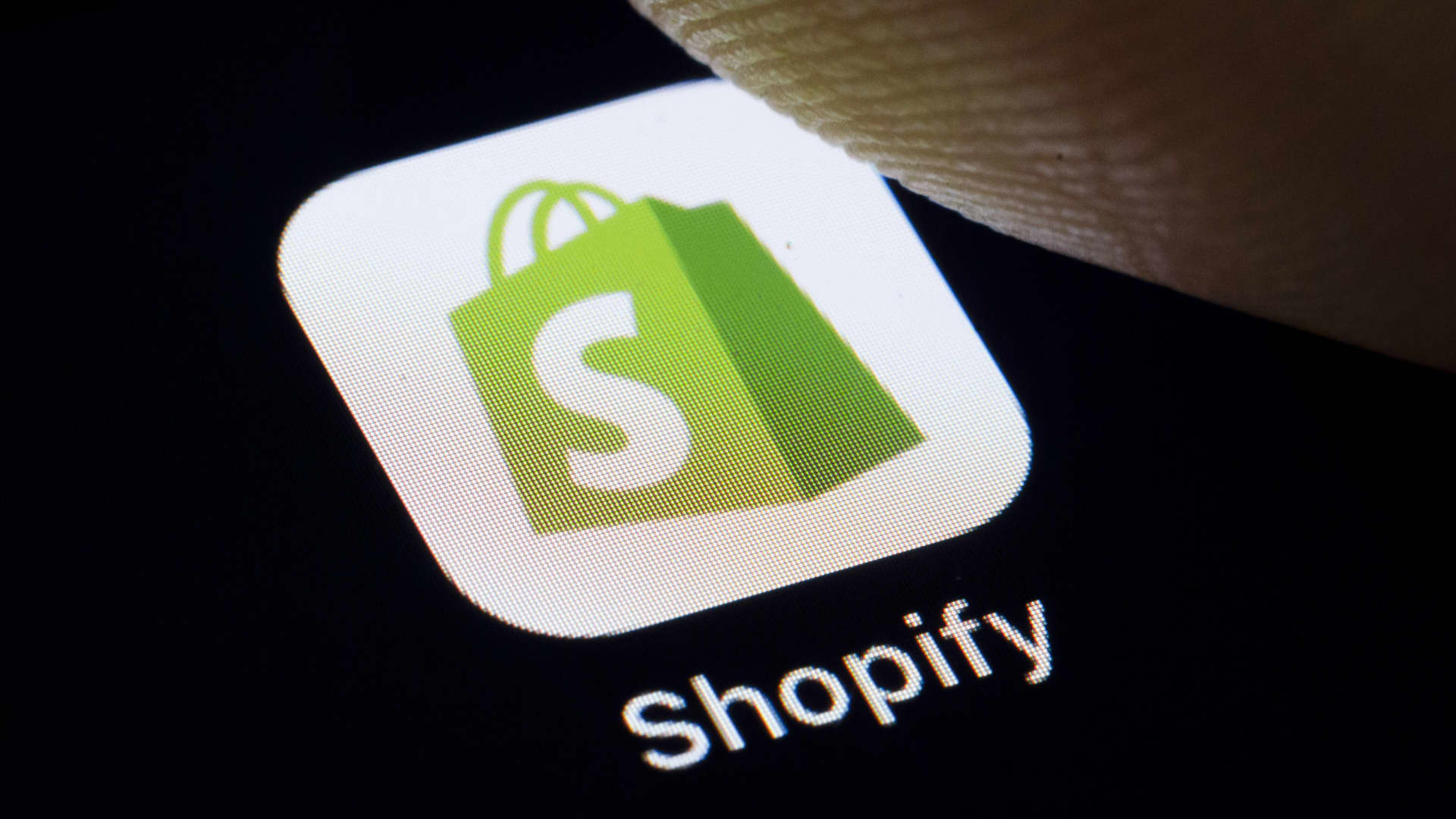 Shopify misses estimates and issues gloomy guidance - CNBC
