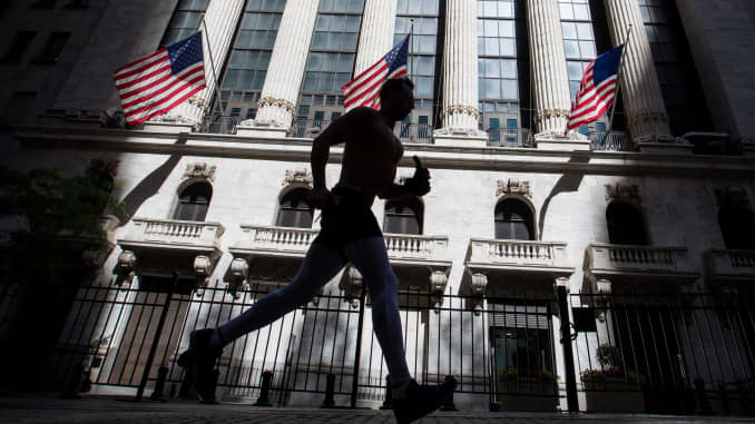 Un corredor pasa frente a la Bolsa de Nueva York (NYSE) en Nueva York, EE. UU., El miércoles 17 de junio de 2020.