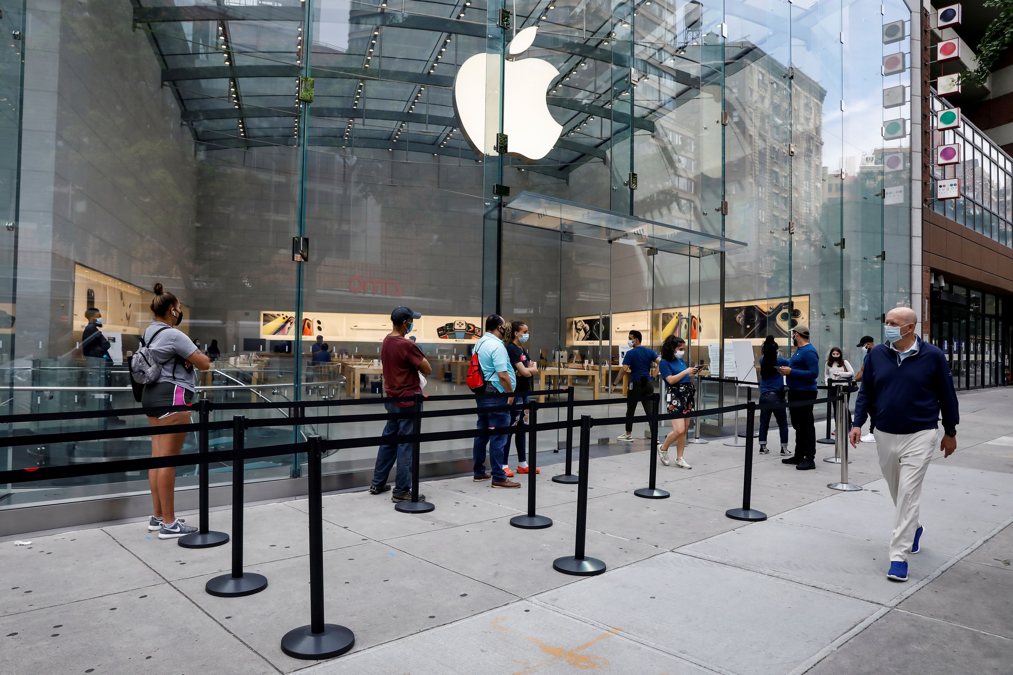 Apple to reclose 30 more retail stores as coronavirus cases spike
