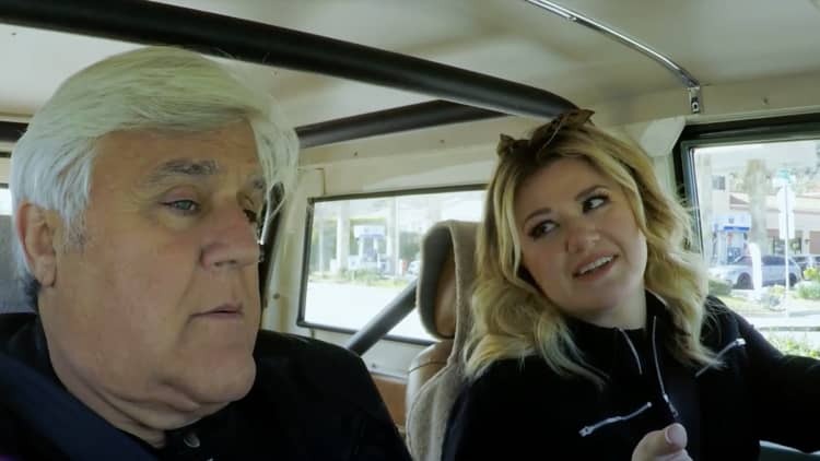 Kelly Clarkson and Jay Leno go off-roading