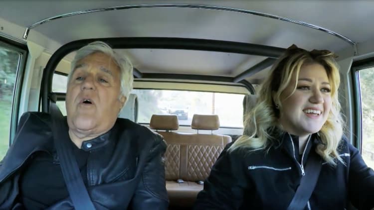Kelly Clarkson and Jay Leno go for a road trip in her 1976 Ford Bronco