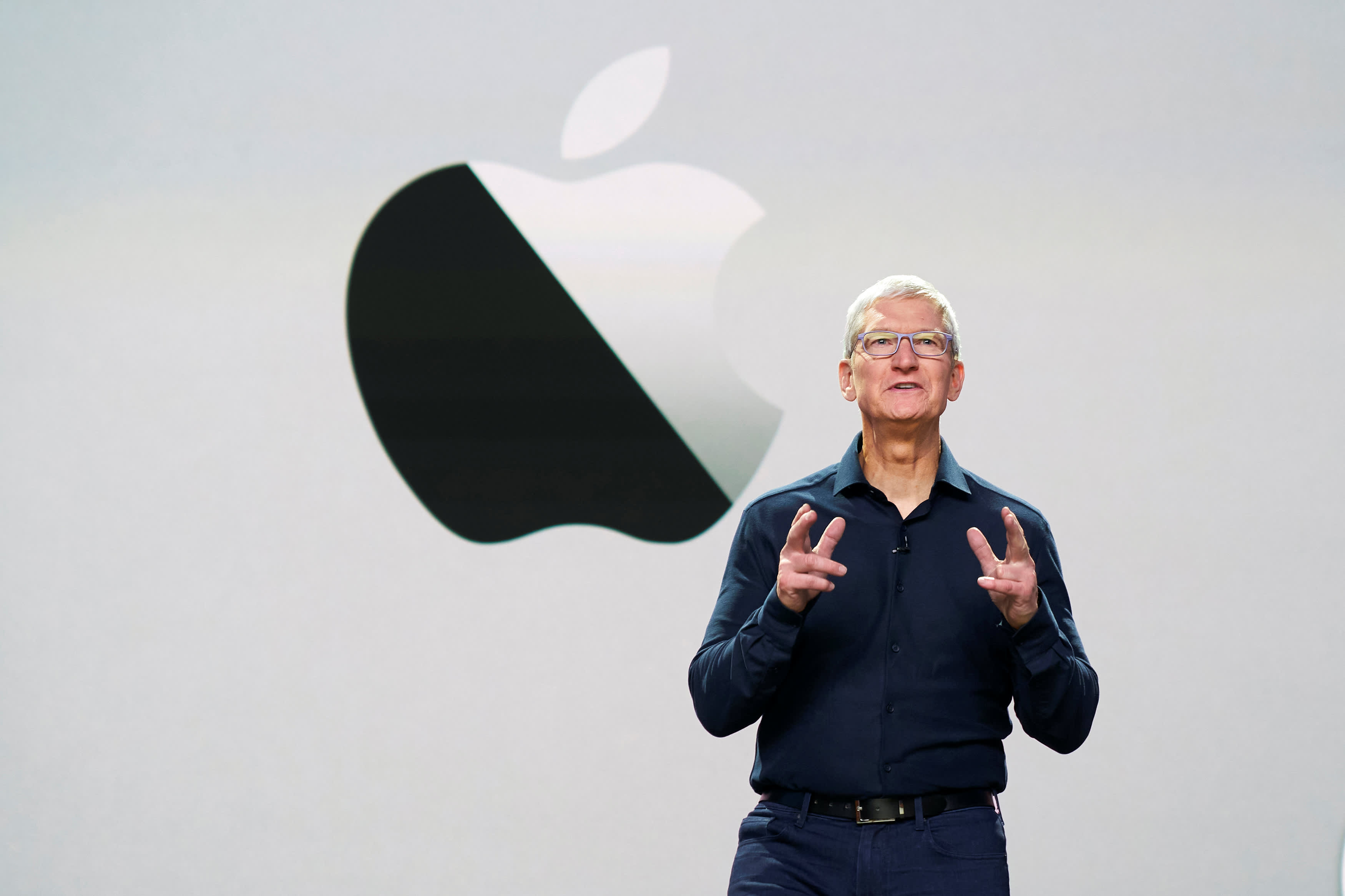 Apple Implements New Cost-Cutting Measures, Delays Bonuses for Corporate Employees