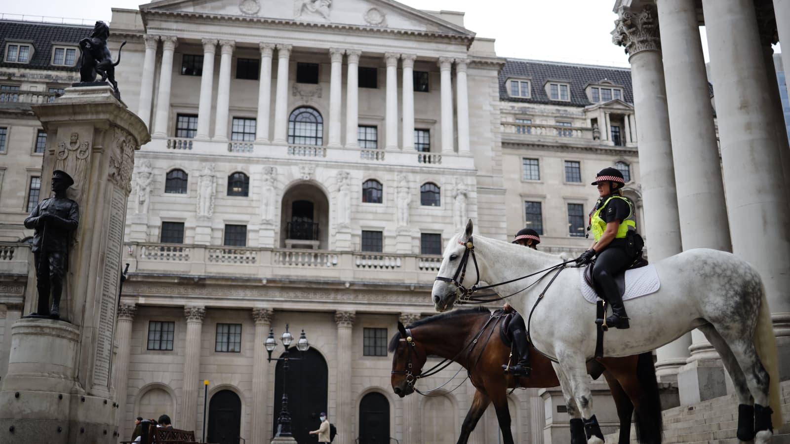 Bank of England holds rates steady but warns of a slower economic recovery