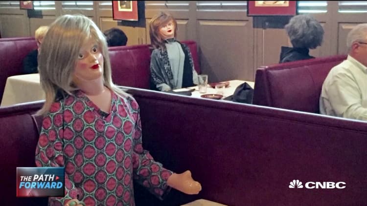 South Carolina restaurant dresses and seats inflatable dolls to encourage social distancing