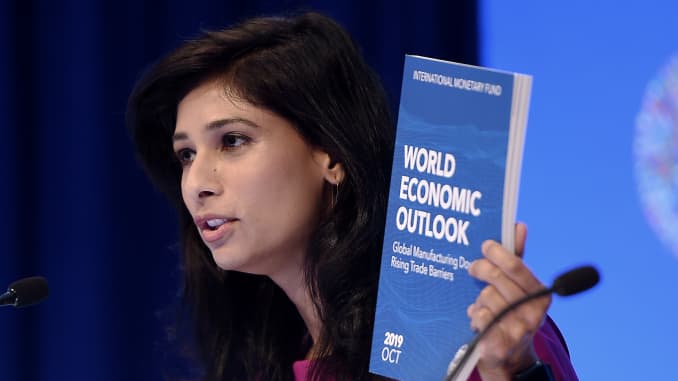 Gita Gopinath, Economista Jefe del FMI y Directora del Departamento de Investigación, habla en una sesión informativa durante las Reuniones de Otoño del FMI y el Banco Mundial el 15 de octubre de 2019 en Washington, DC.