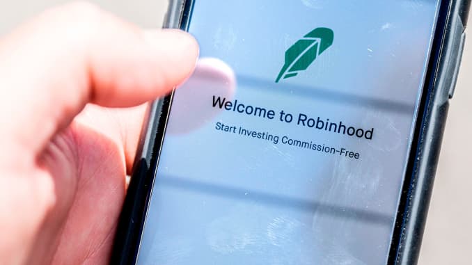 La aplicación de inversión Robinhood se ve en un teléfono inteligente en esta ilustración fotográfica el 24 de junio de 2020 en Washington, DC.