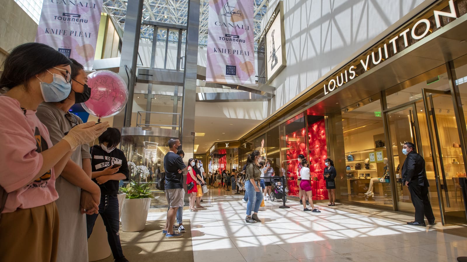 Louis Vuitton Chairman to meet retail owners during his visit to