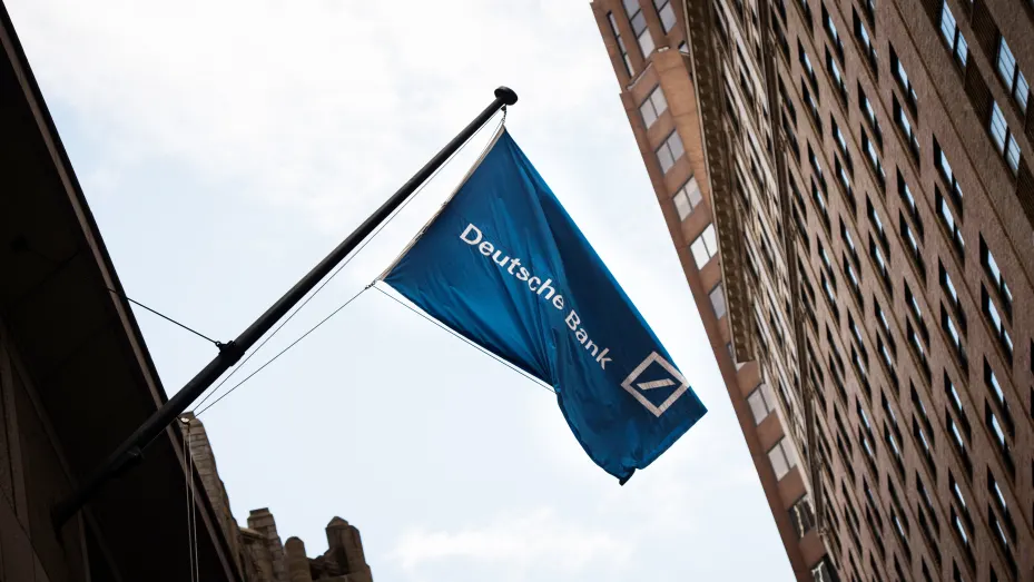 Una bandera de Deutsche Bank AG ondea frente a la oficina de la compañía en Wall Street en Nueva York.