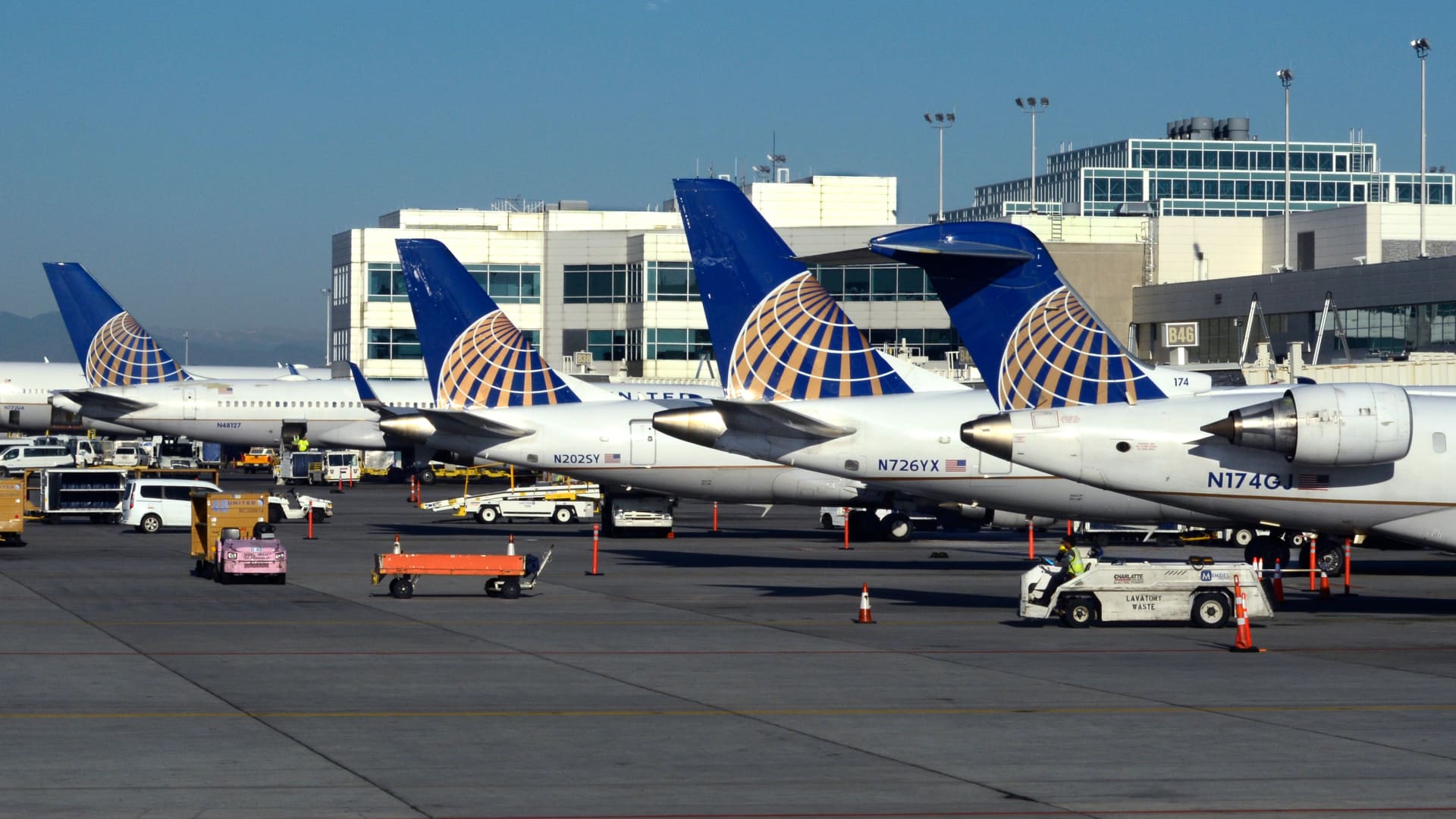 United warns 36,000 employees of potential job cuts as pandemic roils travel demand