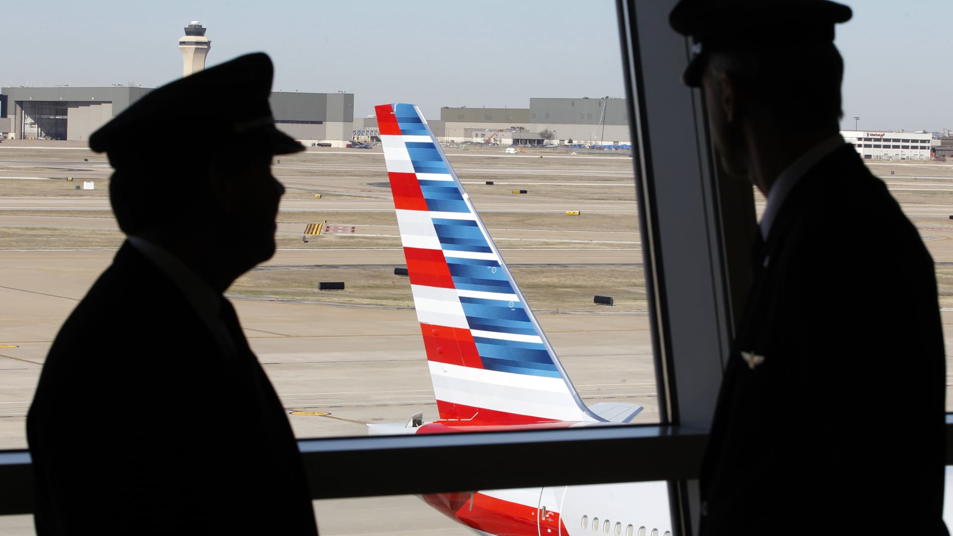 American Airlines offers pilots nearly 17% raises in new contract proposal – CNBC