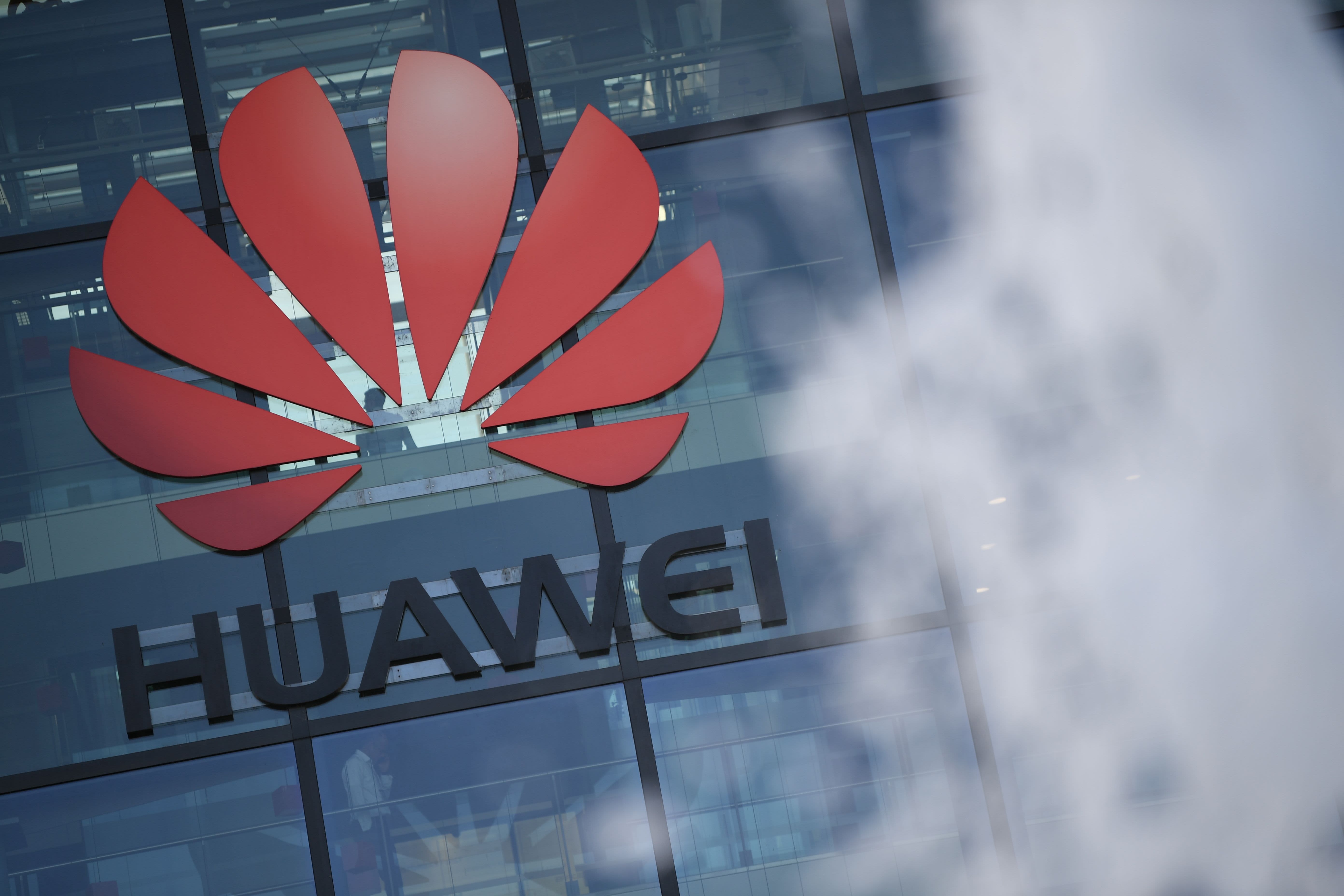 Huawei overtakes Samsung to be No. 1 smartphone maker thanks to China