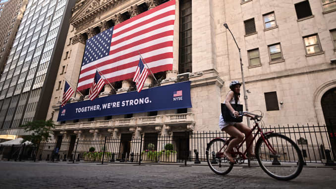 Una mujer pasa frente a la Bolsa de Valores de Nueva York (NYSE) el 13 de julio de 2020 en Wall Street en la ciudad de Nueva York.