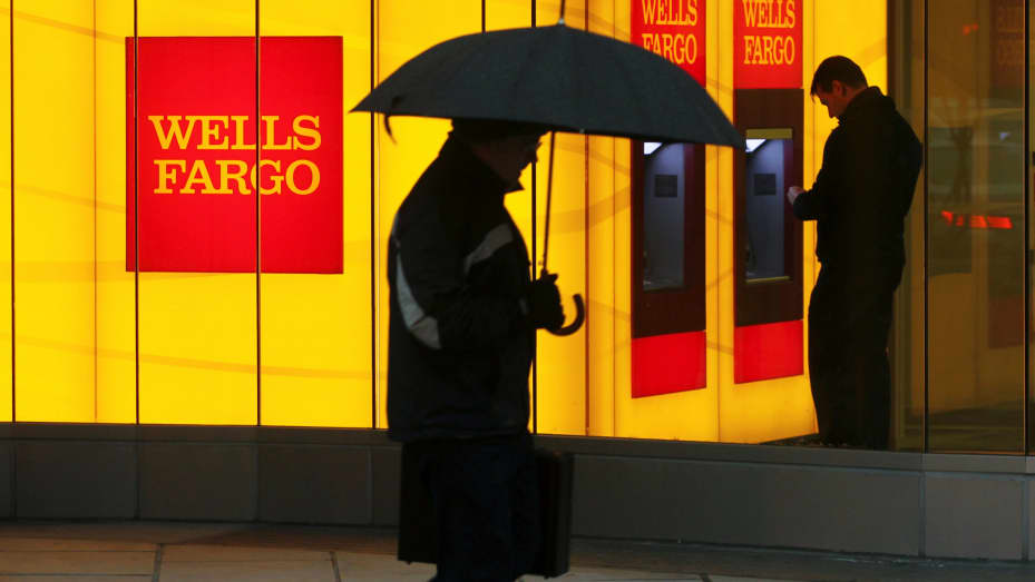 Ein Mann geht an einem regnerischen Morgen in Washington an einer Filiale der Wells Fargo Bank vorbei.