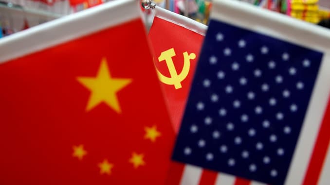 Bendera Tiongkok, AS, dan Partai Komunis Tiongkok dipajang di sebuah kios bendera di Pasar Grosir Yiwu di Yiwu, provinsi Zhejiang, Tiongkok, 10 Mei 2019.