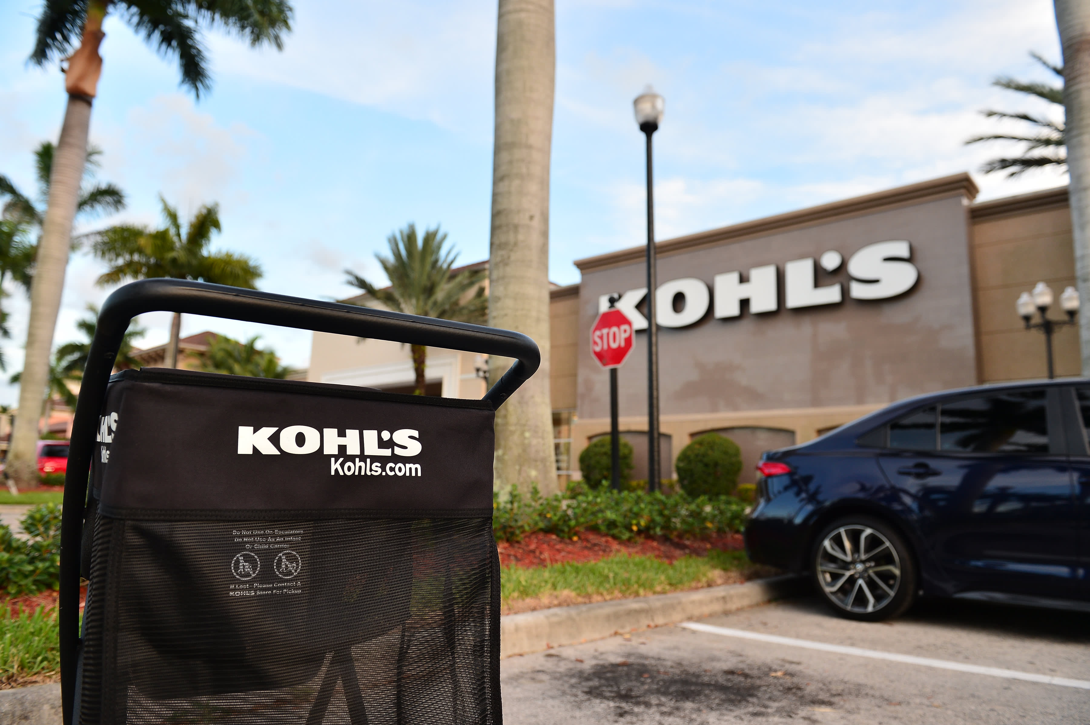 Kohl’s sees Christmas quarter revenue drop 10%, but sales strengthens