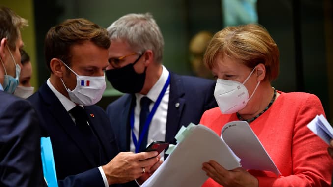 Tổng thống Pháp Emmanuel Macron (L) chụp ảnh bằng điện thoại thông minh của mình từ một tài liệu do Thủ tướng Đức Angela Merkel (phải) tổ chức trong hội nghị thượng đỉnh EU tại Brussels vào ngày 20 tháng 7 năm 2020.