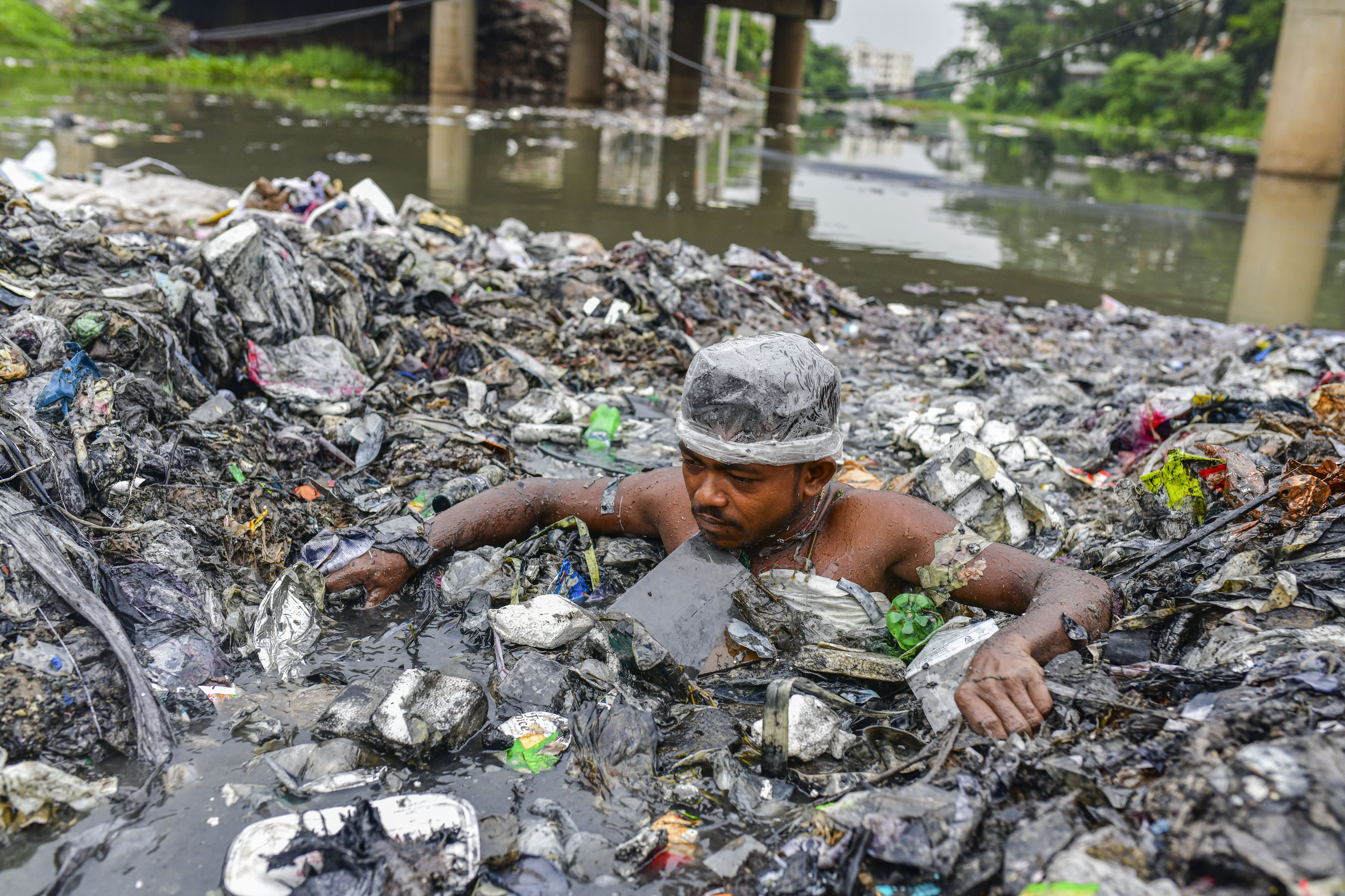 Грязная работа. Бангладеш чистильщик каналов. Бангладеш грязная река. Речка с мусором.