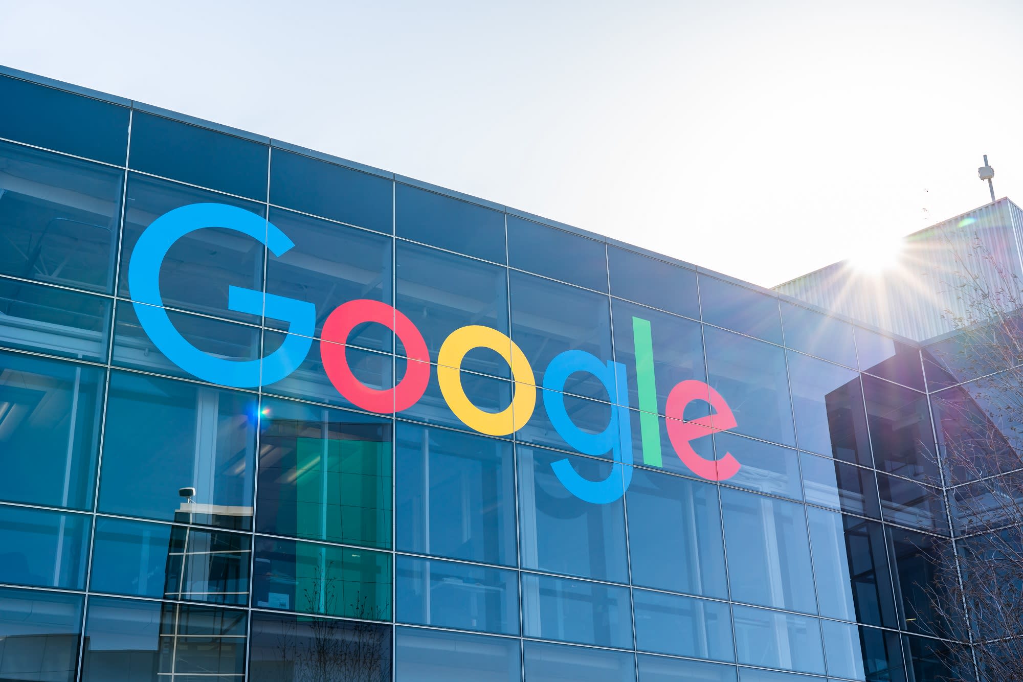 Merck puts an end to vaccine development;  Google offers its offices for vaccination sites