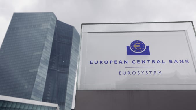 Un letrero de la autoridad monetaria del Eurosistema se encuentra fuera de la sede del Banco Central Europeo.