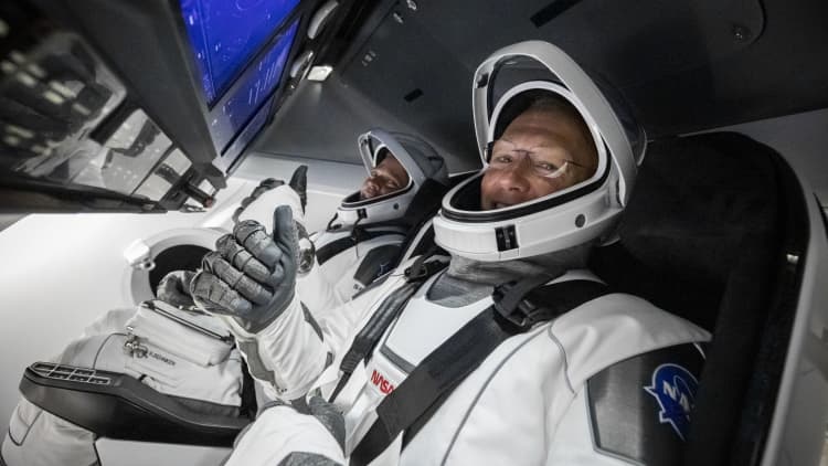 कैसे स्पेसएक्स ने नासा के अंतरिक्ष यात्रियों को अंतरिक्ष में लॉन्च करने की दौड़ में बोइंग को हरा दिया