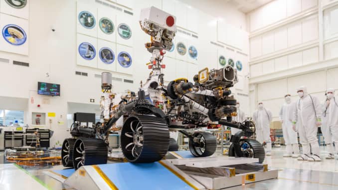 Los ingenieros observan el primer examen de manejo para el rover Perseverance Mars 2020 de la NASA en una sala limpia en el Laboratorio de Propulsión a Chorro de la NASA en Pasadena, California, el 17 de diciembre de 2019.