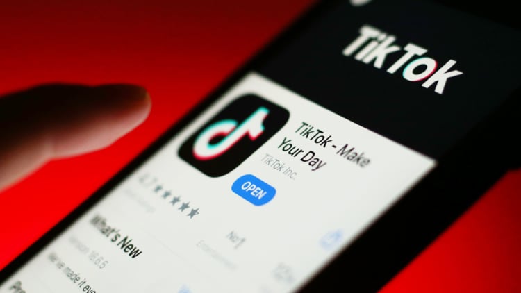 Trump signs executive orders to ban TikTok and WeChat from US in 45 days