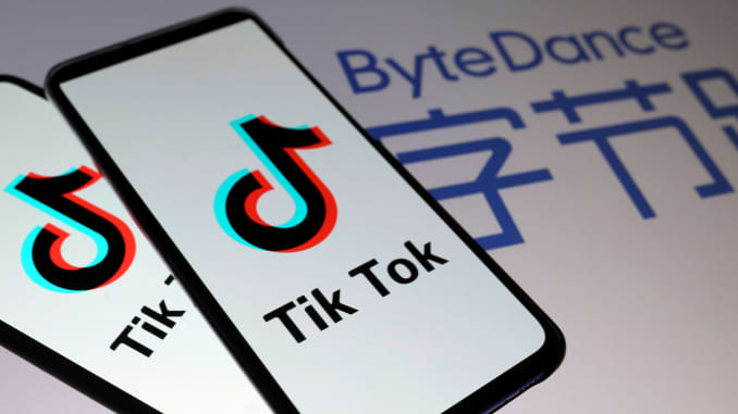 Logo TikTok được nhìn thấy trên điện thoại thông minh phía trước logo ByteDance hiển thị trong hình minh họa này được chụp vào ngày 27 tháng 11 năm 2019.