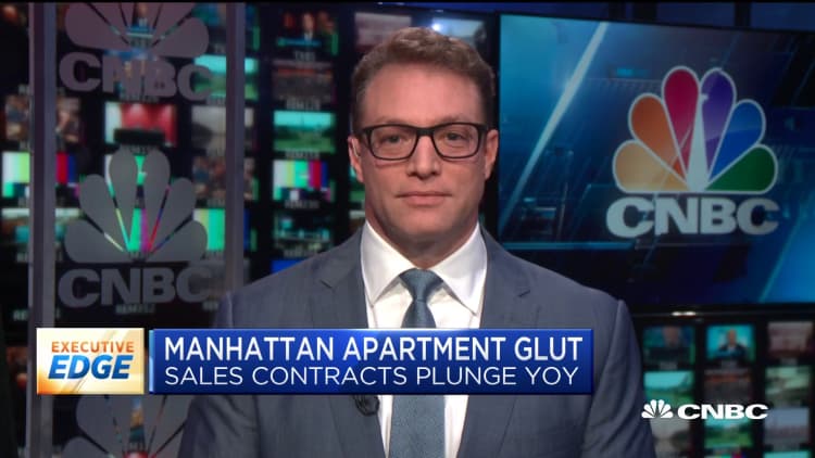Manhattan experiencing surplus of unsold apartments as sales contracts plunge