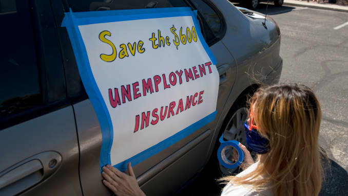 Francis Stallings graba carteles en su automóvil antes de participar en un mitin de caravanas en el Strip de Las Vegas en apoyo de extender el beneficio de desempleo de $ 600, el 6 de agosto de 2020 en Las Vegas, Nevada.